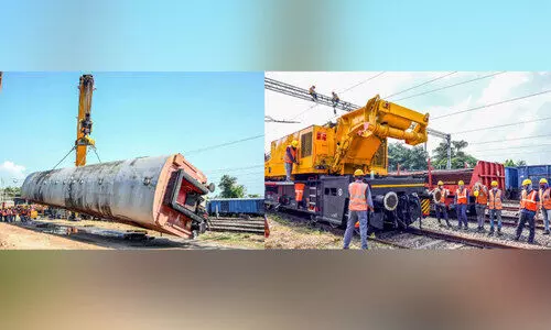 പാളം തെറ്റി സ്ലീപ്പർ കോച്ചുകൾ, ദ്രുതഗതിയിൽ ‘രക്ഷാപ്രവർത്തനം’