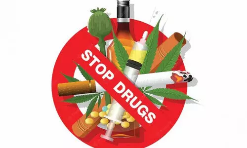 ചുറ്റിപ്പിടിക്കുന്ന ലഹരികൾ                     -കവിത