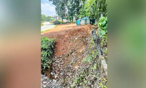 തോട് കൈയേറി മണ്ണിട്ട് നികത്തിയതായി പരാതി