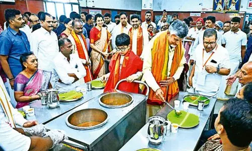 ഹിന്ദുക്കൾ മാത്രം അവിടെ ജോലി ചെയ്താൽ മതി; തിരുപ്പതി ക്ഷേത്രത്തിലെ ജീവനക്കാരെ സ്ഥലംമാറ്റിയത് സംബന്ധിച്ച് ചന്ദ്രബാബു നായിഡു