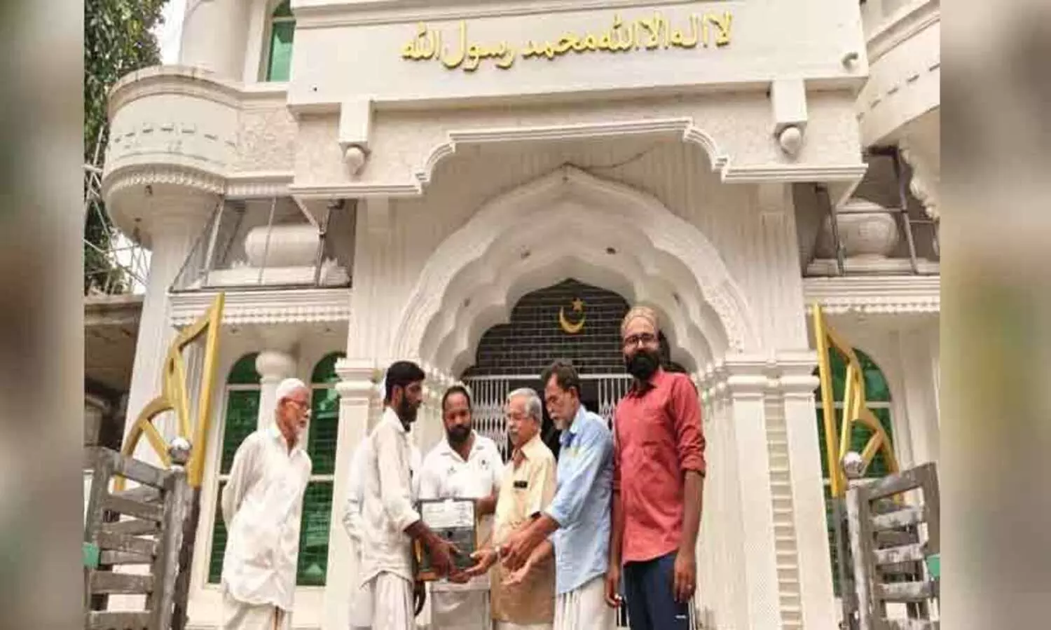 ഗോപാലകൃഷ്ണൻ നായർ പതിവ് തെറ്റിച്ചില്ല; 27-ാം തവണയും ഇഫ്താർ വിഭവങ്ങളുമായി ഇരമത്തൂർ ജുമാ മസ്ജിദിലെത്തി