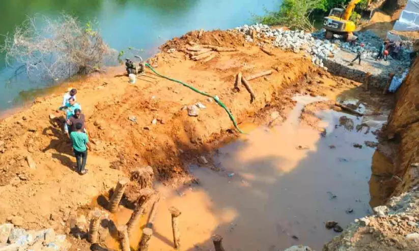 സംരക്ഷണ ഭിത്തിയുടെ പുനർനിർമാണം ആരംഭിച്ചു സംരക്ഷണ ഭിത്തിയുടെ പുനർനിർമാണം ആരംഭിച്ചു