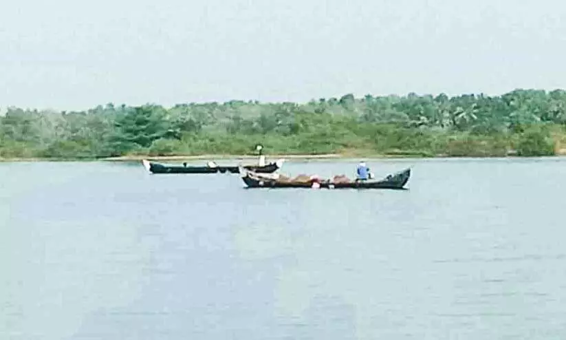 ദൂ​ര​പ​രി​ധി ക​ട​ലാ​സി​ൽ മാ​ത്രം; പൊ​ന്നാ​നി തു​റ​മു​ഖ മ​ണ​ലെ​ടു​പ്പി​ന്റെ പേ​രി​ൽ മ​ണ​ൽ വാ​രു​ന്ന​ത് ഭാ​ര​ത​പ്പു​ഴ​യോ​ര​ത്തു​നി​ന്ന്