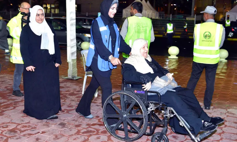 റ​മ​ദാ​ൻ അ​വ​സാ​ന​ത്തി​ലേ​ക്ക് വി​ശ്വാ​സി​ക​ളാ​ൽ നി​റ​ഞ്ഞു മ​സ്ജി​ദു​ക​ൾ