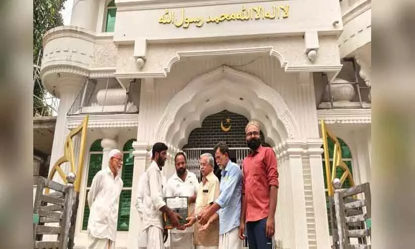 ഗോപാലകൃഷ്ണൻ നായർ പതിവ് തെറ്റിച്ചില്ല; 27-ാം തവണയും ഇഫ്താർ വിഭവങ്ങളുമായി ഇരമത്തൂർ ജുമാ മസ്ജിദിലെത്തി