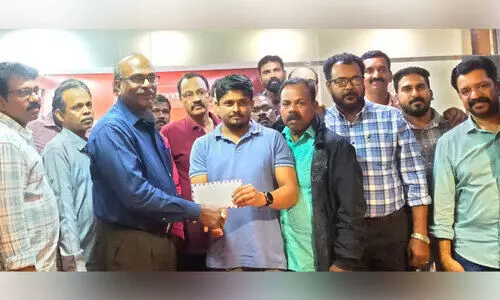 ന​വോ​ദ​യ അ​നൂ​ബ് കു​ടും​ബ​ സ​ഹാ​യനി​ധി കൈ​മാ​റി