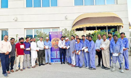 യാ​ത്ര​ക്കാ​ർ​ക്കും തൊ​ഴി​ലാ​ളി​ക​ൾ​ക്കും ആ​ശ്വാ​സ​മാ​യി ഇ​ഫ്താ​ർ കി​റ്റു​ക​ൾ