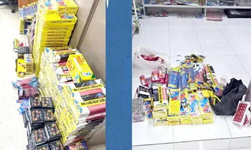 അ​ന​ധി​കൃ​ത​മാ​യി സൂ​ക്ഷി​ച്ചി​രു​ന്ന​ പ​ട​ക്ക​ങ്ങ​ളു​മാ​യി ര​ണ്ടു​പേ​ർ പി​ടി​യി​ൽ