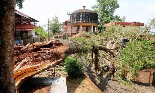 കാറ്റിലും മഴയിലും വീടുകൾ തകർന്നു