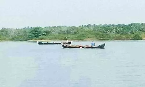 ദൂ​ര​പ​രി​ധി ക​ട​ലാ​സി​ൽ മാ​ത്രം; പൊ​ന്നാ​നി തു​റ​മു​ഖ മ​ണ​ലെ​ടു​പ്പി​ന്റെ പേ​രി​ൽ മ​ണ​ൽ വാ​രു​ന്ന​ത് ഭാ​ര​ത​പ്പു​ഴ​യോ​ര​ത്തു​നി​ന്ന്