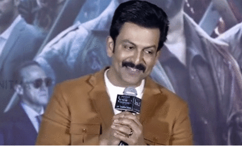 എമ്പുരാൻ പോസ്റ്ററിൽ ഇല്ലുമിനാറ്റി സിംബലാണോ? രസകരമായ മറുപടിയുമായി പൃഥ്വിരാജ്