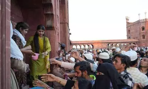 ‘സ്നേഹമാണ് നേഹ’...ഡൽഹി ജമാ മസ്ജിദിലെ പട്ടിണിപ്പാവങ്ങൾക്ക് നോമ്പു തുറക്കാൻ മുഹബ്ബത്തിന്റെ സർബത്തുമായി ഒരു ഹിന്ദു പെൺകുട്ടി