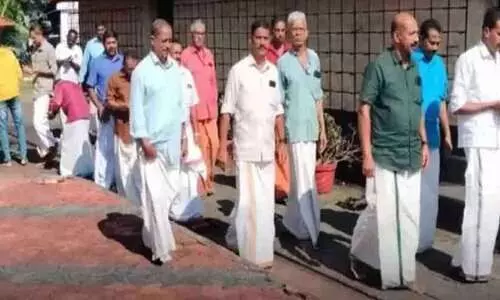 ക്ഷേത്രത്തിൽ ഷർട്ട് ധരിച്ച് കയറരുതെന്ന് മേൽശാന്തി, ഷർട്ടിട്ട് കയറാനാണ് തീരുമാനമെന്ന് എസ്.എൻ.ഡി.പി; റാന്നിയിലെ തിരുവിതാംകൂർ ദേവസ്വം ബോർഡ് ക്ഷേത്രത്തില്‍ ഷർട്ട് ധരിച്ച് കയറി പ്രതിഷേധിച്ചു