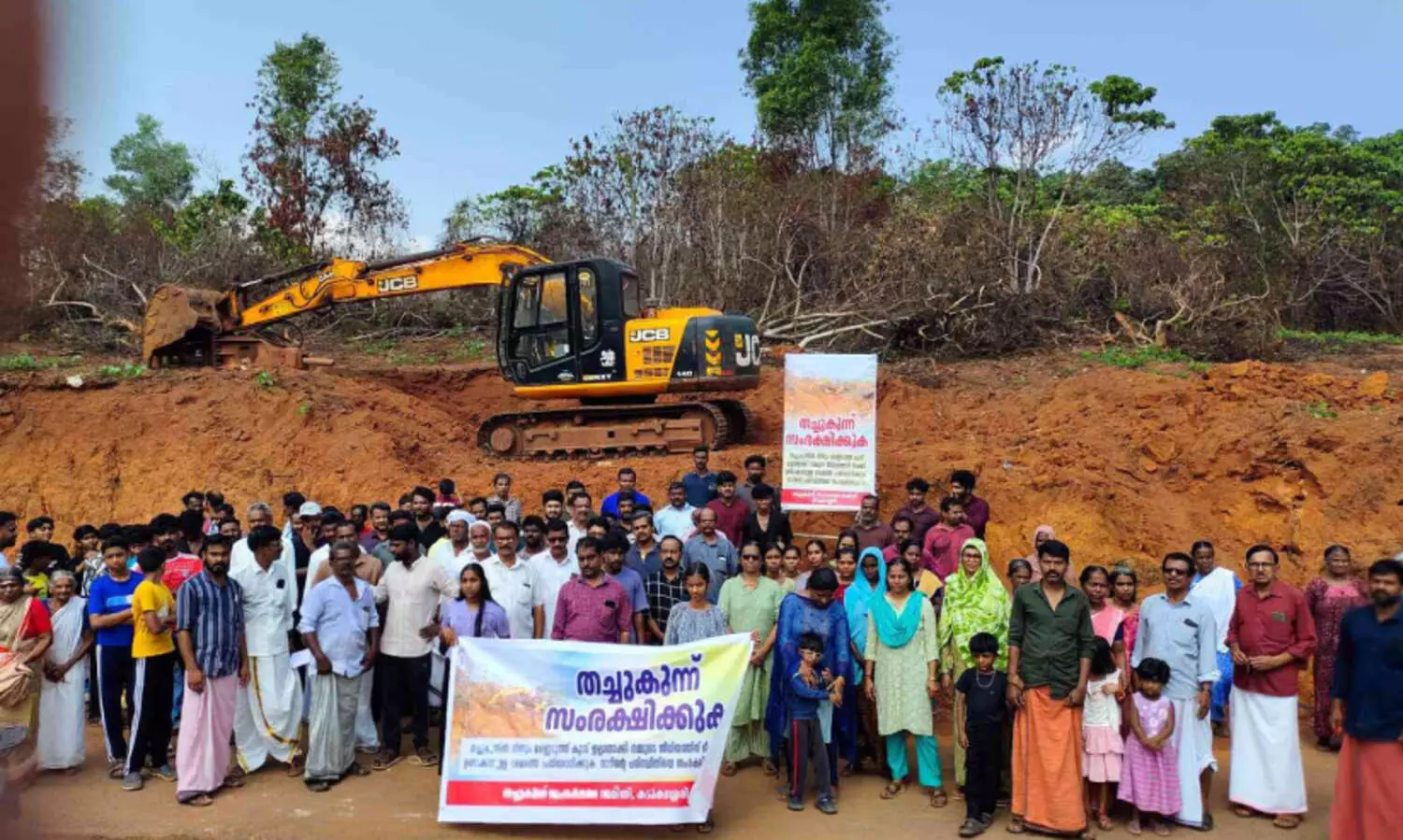 ത​ളി ത​ച്ചു​കു​ന്ന് ഇ​ടി​ച്ചു​നി​ര​ത്തി മ​ണ്ണ് ക​ട​ത്തു​ന്നു