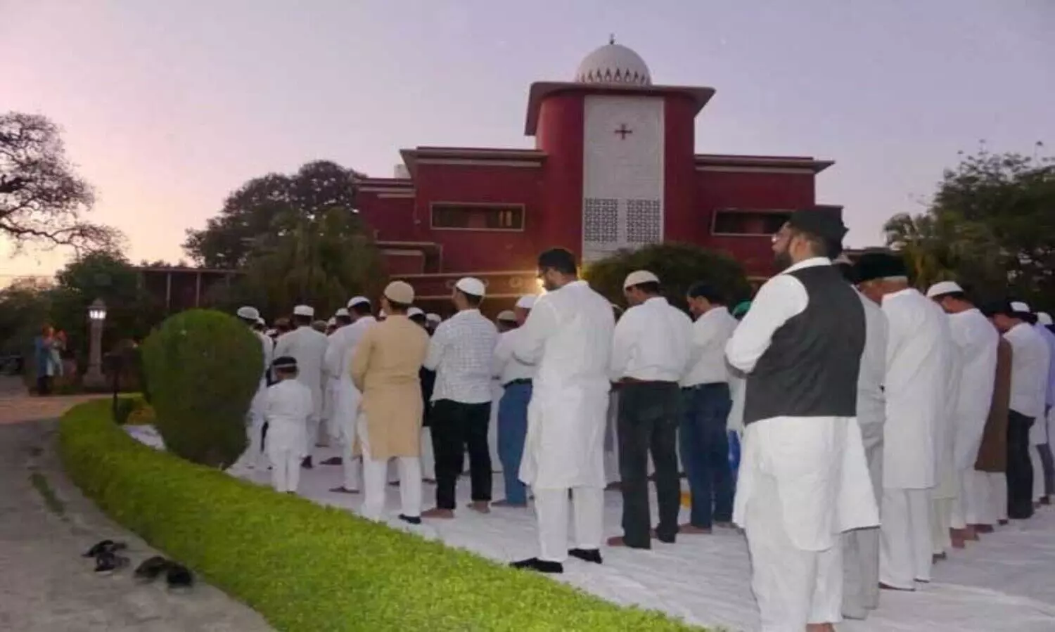 മുസ്‍ലിംകളെ ചേർത്തുപിടിച്ച് മാനവികതയുടെ   ഇഫ്താർ ഒരുക്കി വാരണാസിയിലെ റെഡ് ചർച്ച്