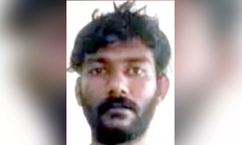 ക​സ്റ്റ​ഡി​യി​ൽ​നി​ന്ന് ര​ക്ഷ​പ്പെ​ടാ​ൻ ശ്ര​മി​ച്ച മ​ല​യാ​ളി പ്ര​തി​യെ പൊ​ലീ​സ് വെ​ടി​വെ​ച്ച് കീ​ഴ്പ്പെ​ടു​ത്തി