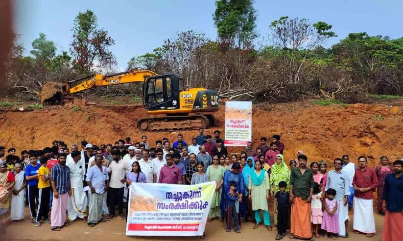 തളി തച്ചുകുന്ന് ഇടിച്ചുനിരത്തി മണ്ണ് കടത്തുന്നു തളി തച്ചുകുന്ന് ഇടിച്ചുനിരത്തി മണ്ണ് കടത്തുന്നു