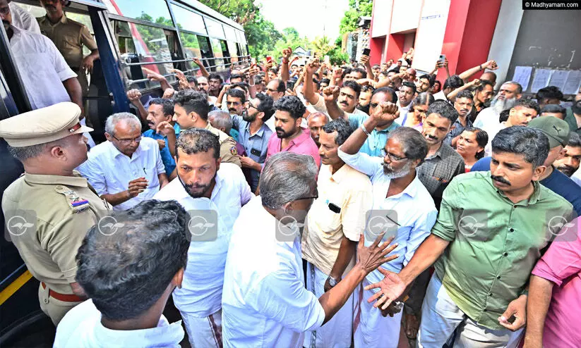 ബി.ജെ.പി പ്രവർത്തകൻ സൂരജ് വധം: പ്രതികൾക്ക് അഭിവാദ്യമർപ്പിച്ച് സി.പി.എം പ്രവർത്തകർ