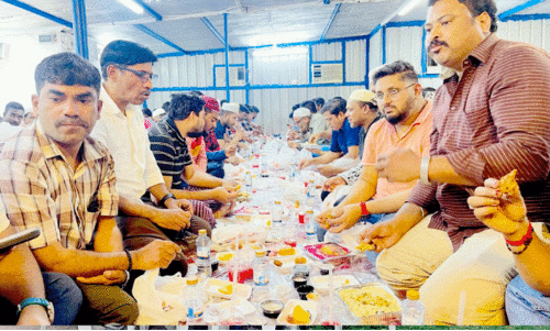 ലേ​ബ​ർ ക്യാ​മ്പി​ൽ ഇ​ഫ്താ​ർ വി​രു​ന്ന് ഒ​രു​ക്കി റി​യ