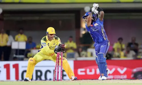 43ലും വിക്കറ്റിനു പിന്നിലെ കിങ്! മിന്നൽ സ്റ്റമ്പിങ്ങുമായി വീണ്ടും ധോണി; സൂര്യ കണ്ണുചിമ്മി തുറക്കുംമുമ്പേ ബെയിൽസ് ഇളകി -വിഡിയോ