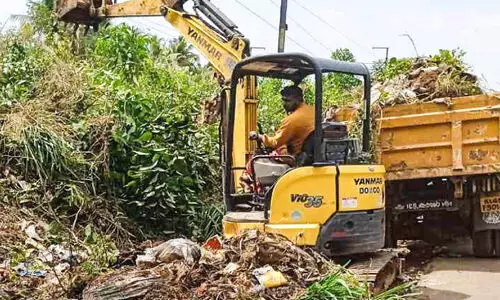 മാലിന്യം നീക്കി; കാരാളിമുക്ക്-ശാസ്താംകോട്ട റെയിൽവേ സ്റ്റേഷൻ റോഡിലൂടെ ഇനി സുഗമ യാത്ര