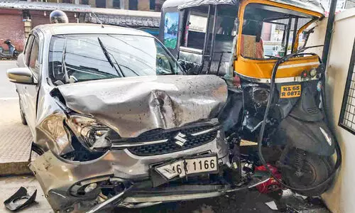 പുത്തൻതെരുവിൽ കാർ സ്കൂട്ടറിലിടിച്ച് മൂന്നുപേർക്ക് പരിക്ക്