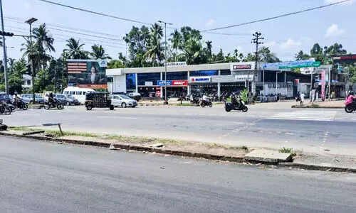 പോട്ട ആശ്രമം കവല അടച്ചുകെട്ടുമെന്ന തീരുമാനം നടപ്പായില്ല