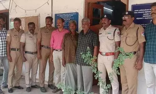 Two arrested with 44 lakhs smuggled without documents Two arrested with 44 lakhs smuggled without documents