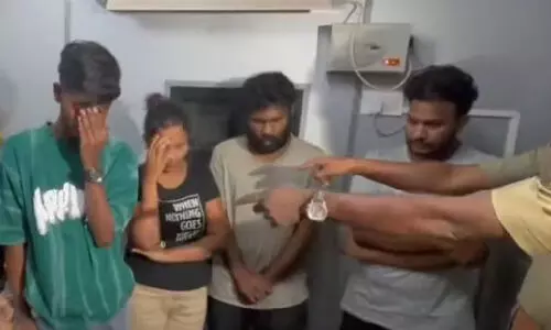 പാലക്കാട് വാളയാറിൽ എം.ഡി.എം.എയുമായി അമ്മയും മകനും ഉൾപ്പെടെ പിടിയിൽ പാലക്കാട് വാളയാറിൽ എം.ഡി.എം.എയുമായി അമ്മയും മകനും ഉൾപ്പെടെ പിടിയിൽ