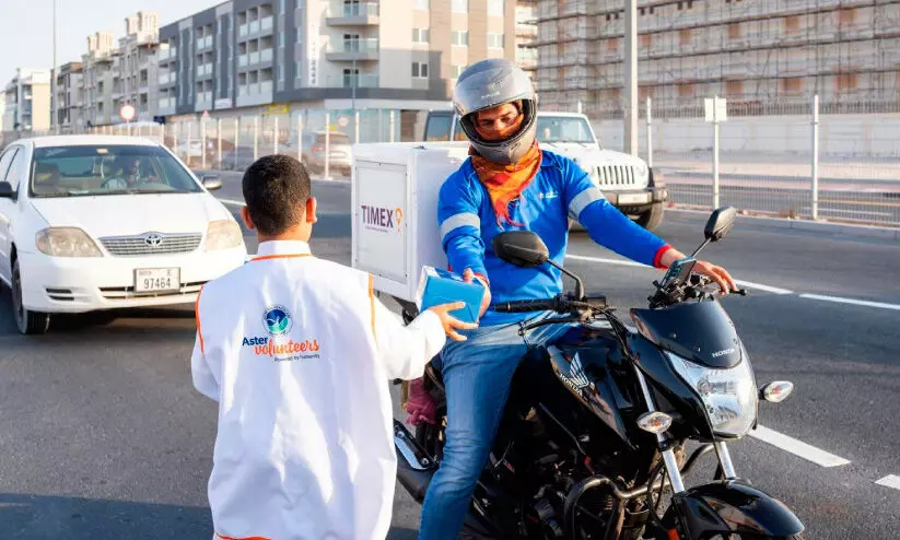 യാ​ത്ര​ക്കാ​ർ​ക്ക്​ ഇ​ഫ്താ​ര്‍ കി​റ്റ്​ വി​ത​ര​ണ​വു​മാ​യി​ ആ​സ്റ്റ​ര്‍