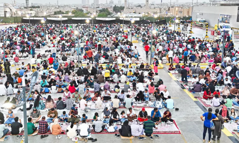 മഴ വഴിമാറി; ആയിരങ്ങൾക്ക് ഇഫ്താർ വിരുന്നൊരുക്കി കേളി മഴ വഴിമാറി; ആയിരങ്ങൾക്ക് ഇഫ്താർ വിരുന്നൊരുക്കി കേളി