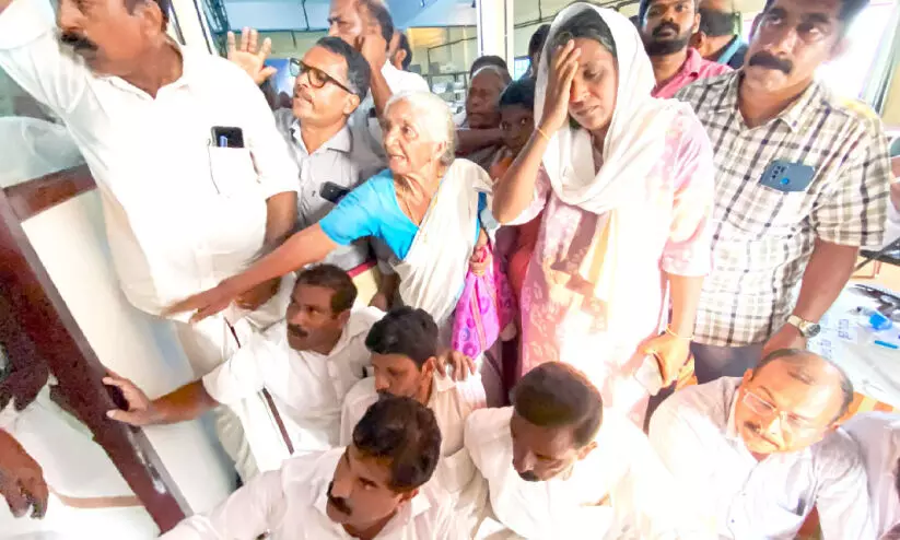 സമരകേന്ദ്രമായി വീണ്ടും പാഡി ഓഫിസ് സമരകേന്ദ്രമായി വീണ്ടും പാഡി ഓഫിസ്