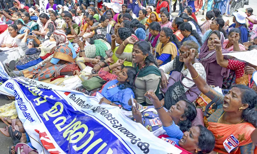 ആശാ വർക്കർമാരോടുള്ള പ്രതികാര യുദ്ധം ആശാ വർക്കർമാരോടുള്ള പ്രതികാര യുദ്ധം