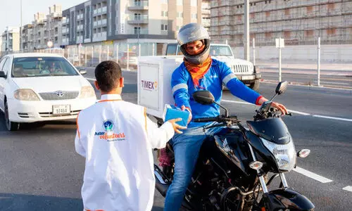 യാ​ത്ര​ക്കാ​ർ​ക്ക്​ ഇ​ഫ്താ​ര്‍ കി​റ്റ്​ വി​ത​ര​ണ​വു​മാ​യി​ ആ​സ്റ്റ​ര്‍