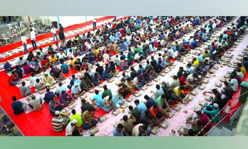 തൊ​ഴി​ലാ​ളി ക്യാ​മ്പി​ല്‍ ഇ​ഫ്താ​ര്‍ ഒ​രു​ക്കി സാം​സ്‌​കാ​രി​ക വേ​ദി