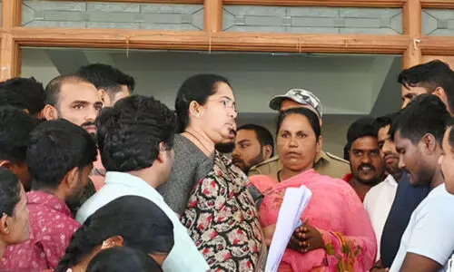 കേ​സ് പി​ൻ​വ​ലി​ക്കാ​ൻ സ​മ്മ​ർ​ദം; ദ​ലി​ത് വ​നി​ത ബി.​ജെ.​പി എം.​എ​ൽ.​എ​ക്കൊ​പ്പം ജി​ല്ല ക​ല​ക്ട​ർ​ക്ക് അ​പേ​ക്ഷ ന​ൽ​കി