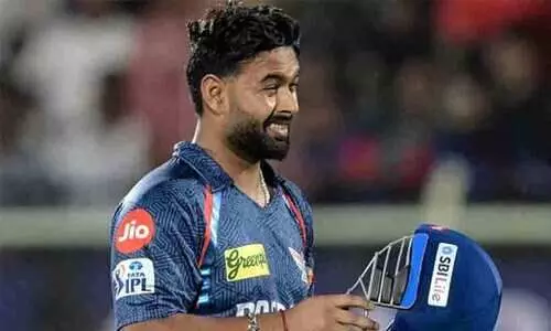 മണ്ടൻ! തനി മണ്ടൻ; ഋഷഭ് പന്തിനെ എയറിലാക്കി ആരാധകർ