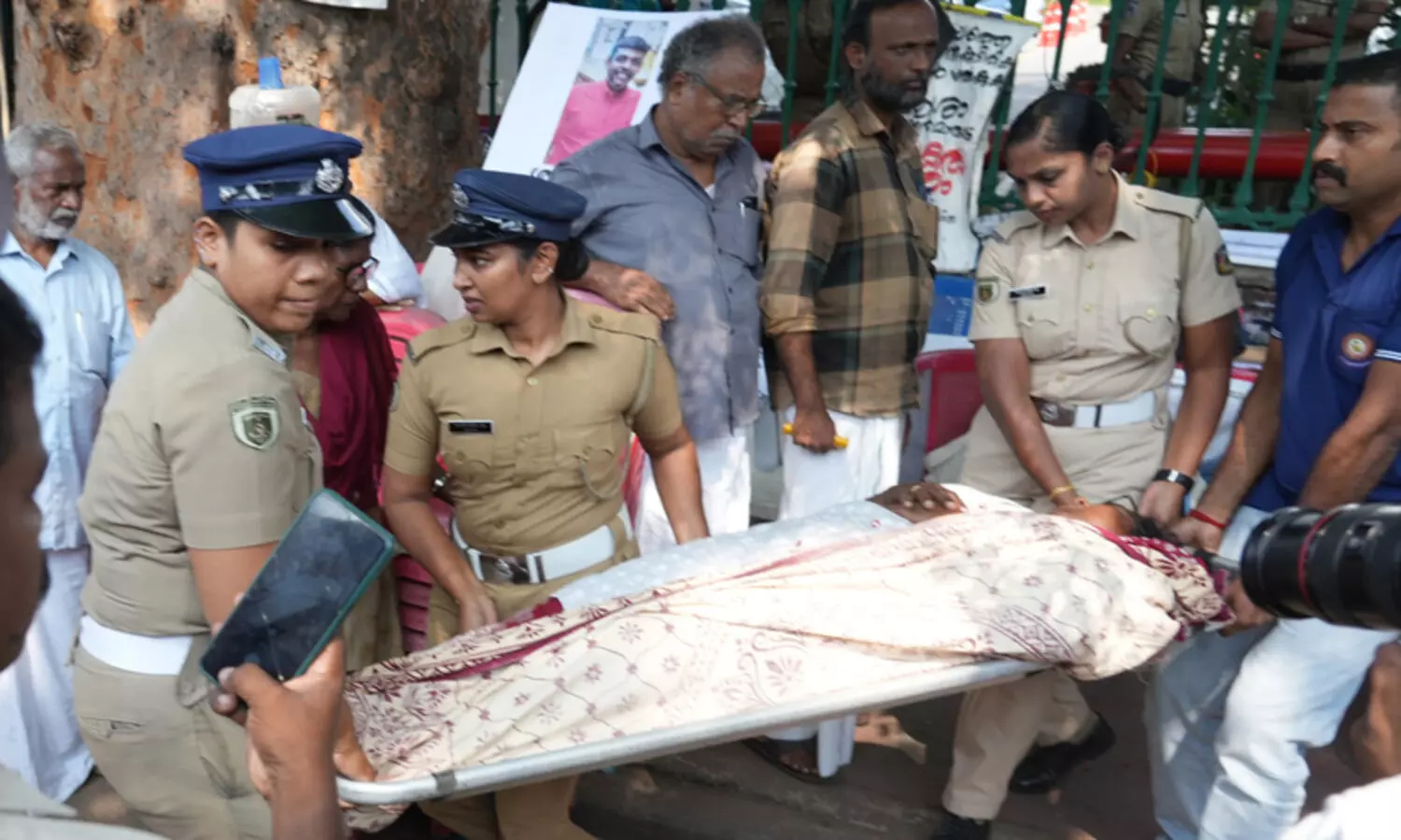 നിരാഹാര സമരം: ആരോഗ്യനില വഷളായവരെ ആശുപത്രിയിലേക്ക് മാറ്റി