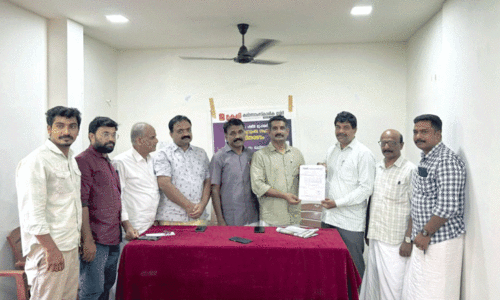 ഷ​മീ​ർ മു​ഹ​മ്മ​ദ് കു​ടും​ബ​സ​ഹാ​യ ഫ​ണ്ട് കൈ​മാ​റി