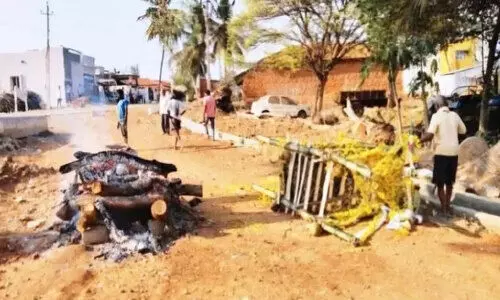 ക​ർ​ഷ​ക​ൻ വ​ഴി​മു​ട​ക്കി;ഗ്രാ​മീ​ണ​ർ മൃ​ത​ദേ​ഹം പാ​ത​യി​ൽ സം​സ്ക​രി​ച്ചു