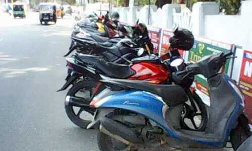 ബാ​രി​ക്കേ​ഡി​ന് പു​ല്ലു​വി​ല; ജി​ല്ല ആ​ശു​പ​ത്രി​ക്ക് മു​ന്നി​ൽ വീ​ണ്ടും അ​ന​ധി​കൃ​ത പാ​ർ​ക്കി​ങ്