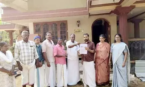 അം​ഗ​ൻ​വാ​ടി​ക്ക് ഭൂ​മി ന​ൽ​കി ദ​മ്പ​തി​ക​ളു​ടെ മാ​തൃ​ക