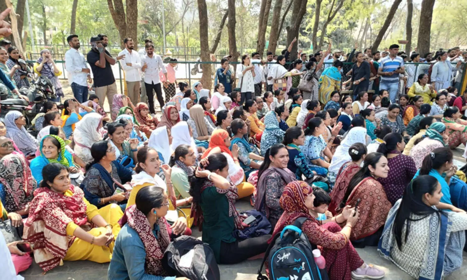 ഗാന്ധിനഗറിൽ 1300 ലധികം ആരോഗ്യ പ്രവർത്തകരെ സർക്കാർ പിരിച്ചുവിട്ടു