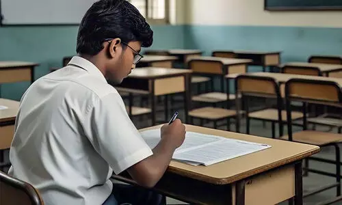 വിദ്യാർഥി എസ്.എസ്.എൽ.സി പരീക്ഷയെഴുതാനെത്തിയത് മദ്യലഹരിയിൽ; ബാഗിൽ മദ്യകുപ്പിയും 10,000 രൂപയും