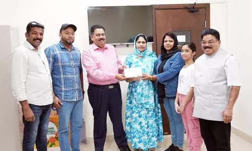 കേ​ര​ള ഗ്യാ​ല​ക്സി ചി​കി​ത്സ സ​ഹാ​യം കൈ​മാ​റി