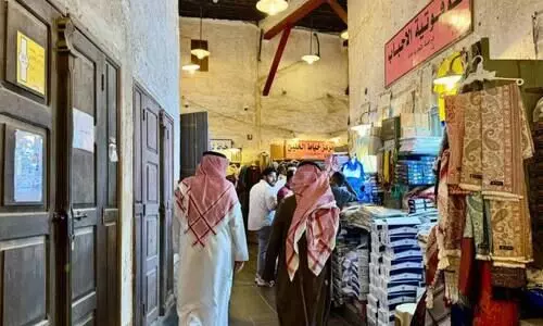 പെ​രു​ന്നാ​ൾ തി​ര​ക്കി​ൽ സൂ​ഖും മാ​ളു​ക​ളും