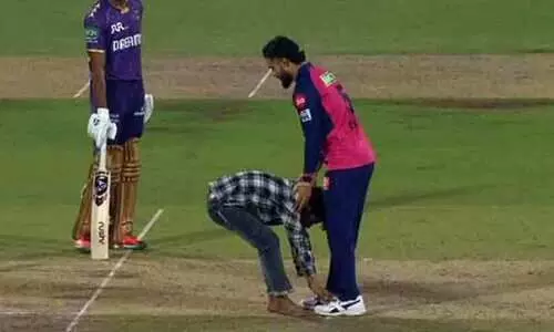 പതിനായിരം കൊടുത്ത് ആളെ ഇറക്കിയേക്കുവാണ്..; റിയാൻ പരാഗിനെ ട്രോളി ആരാധകർ