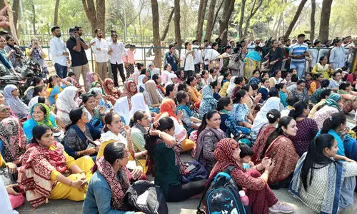 ഗാന്ധിനഗറിൽ 1300 ലധികം ആരോഗ്യ പ്രവർത്തകരെ സർക്കാർ പിരിച്ചുവിട്ടു