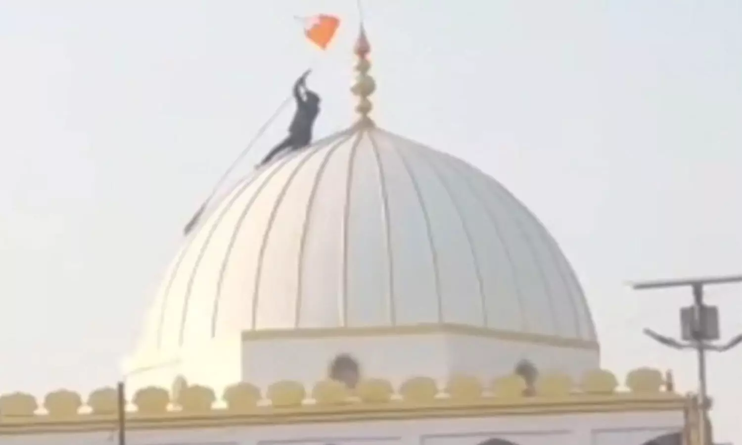 പൊലീസ് നോക്കിനിൽക്കെ ജയ്ശ്രീറാം വിളിച്ച് ദർഗയിൽ കയറി കാവിക്കൊടി കെട്ടി -VIDEO