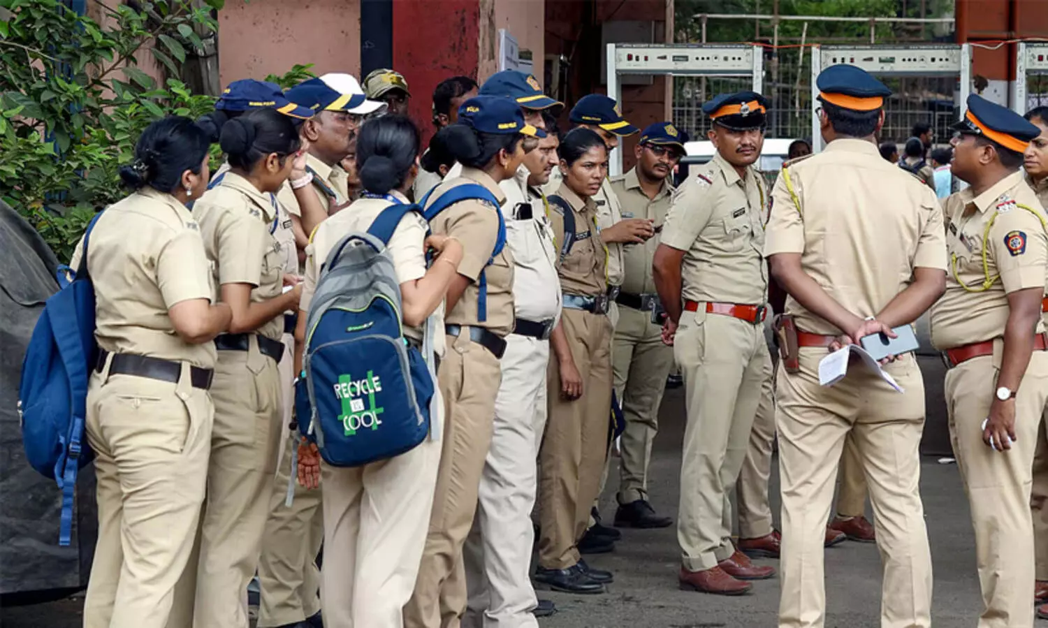 ഈദ് ആഘോഷത്തിനിടെ കലാപവും ബോംബ് സ്ഫോടനവും ഉണ്ടാവുമെന്ന് ഭീഷണി; സുരക്ഷ ശക്തമാക്കി മുംബൈ പൊലീസ്